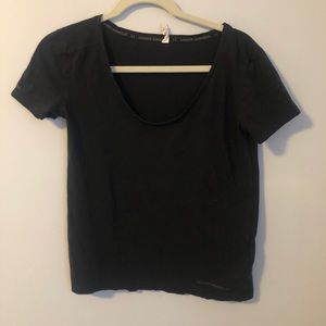 XS WHITE & BLACK UNDER ARMOUR TEE HEATGEAR